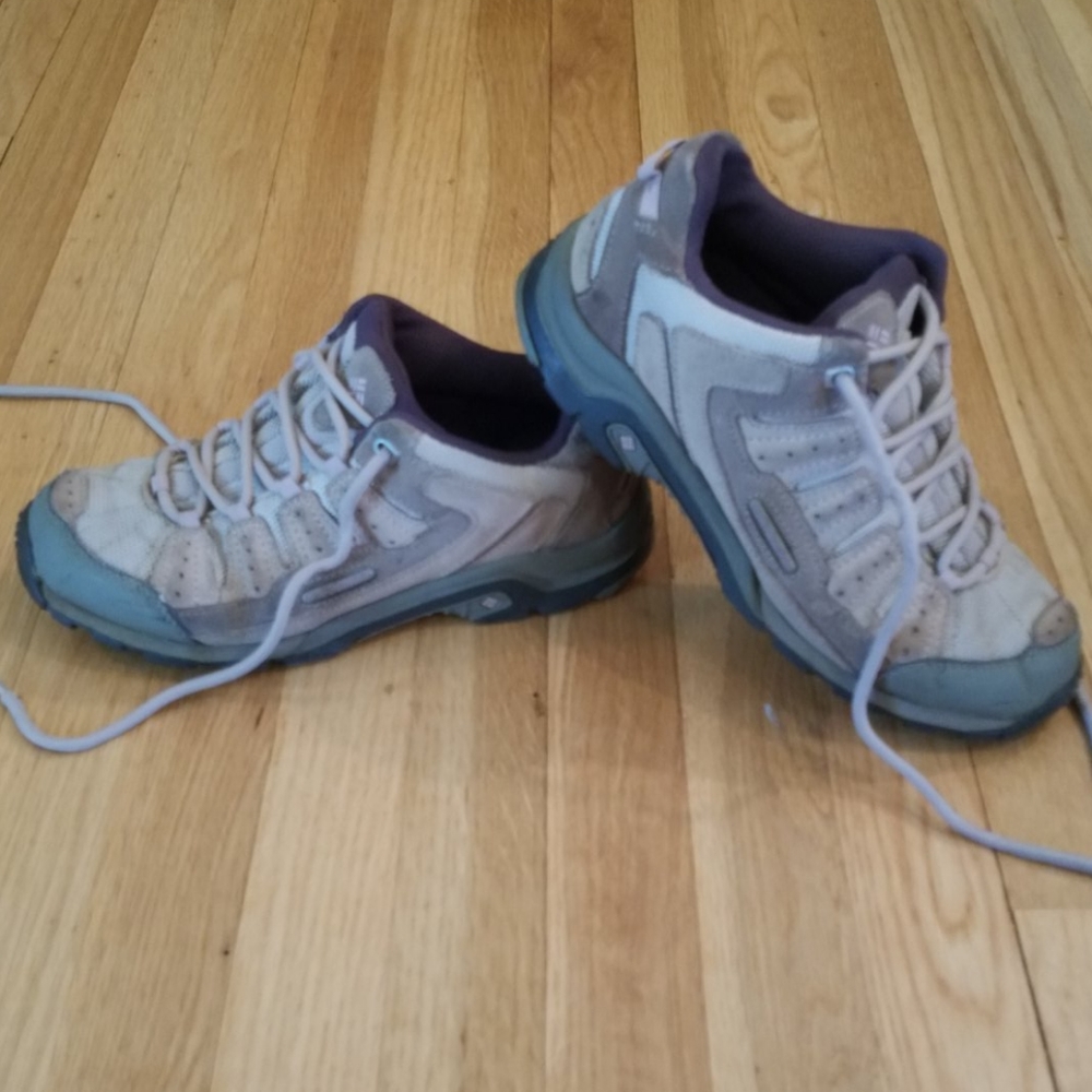 COLUMBIA HIKING SHOES SIZE 9